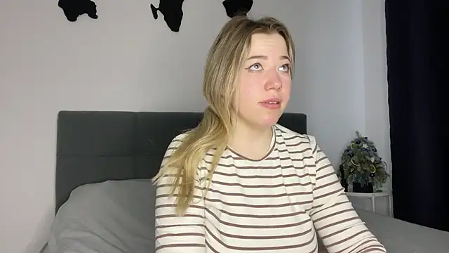 Embersweetbunny online show from January 1, 2025, 9:39 am