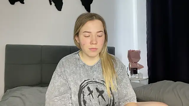 Embersweetbunny online show from January 3, 2025, 11:14 am