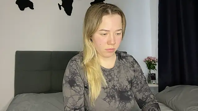 Embersweetbunny online show from January 6, 2025, 1:08 pm