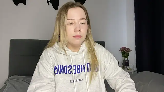 Embersweetbunny online show from January 8, 2025, 1:20 pm
