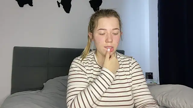 Embersweetbunny online show from January 11, 2025, 9:15 am