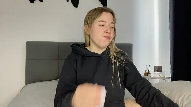 Embersweetbunny online show from January 13, 2025, 9:52 am