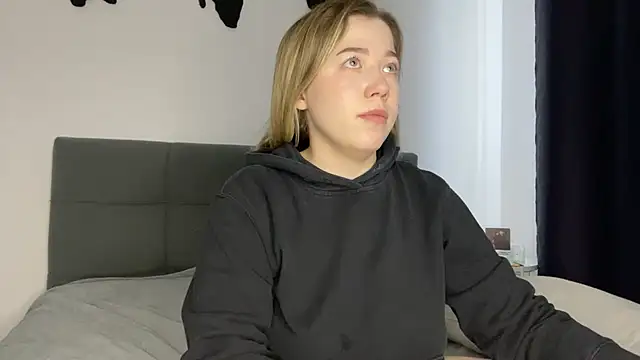 Embersweetbunny online show from January 13, 2025, 12:56 pm