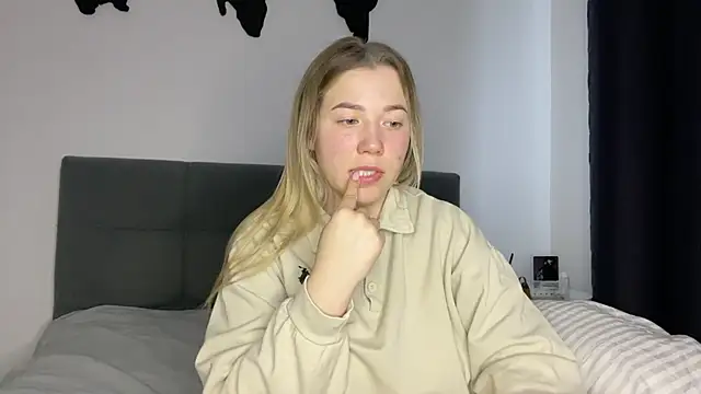 Embersweetbunny online show from January 19, 2025, 12:39 pm