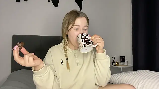 Embersweetbunny online show from January 19, 2025, 3:42 pm