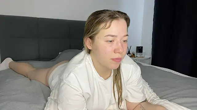 Embersweetbunny online show from January 20, 2025, 9:24 am
