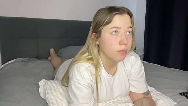 Embersweetbunny online show from January 21, 2025, 7:47 am