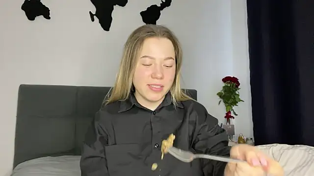 Embersweetbunny online show from January 27, 2025, 2:24 pm