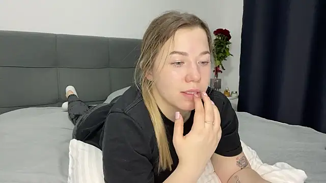 Embersweetbunny online show from January 27, 2025, 6:52 pm