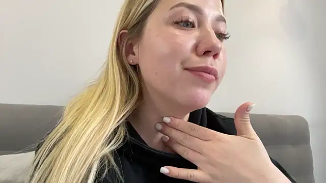 Embersweetbunny online show from November 4, 2025, 11:53 am