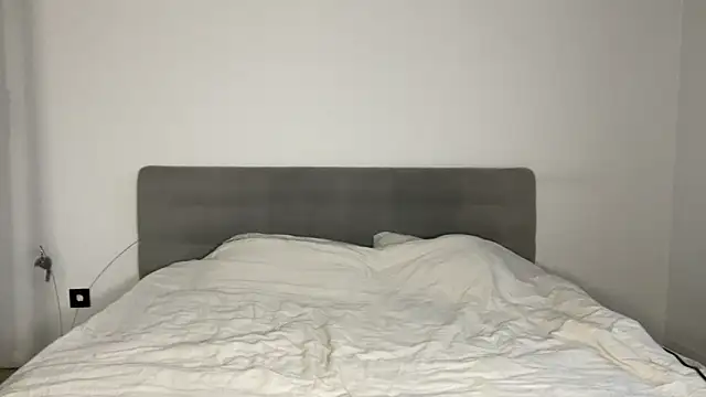 Embersweetbunny online show from December 18, 2025, 7:47 am