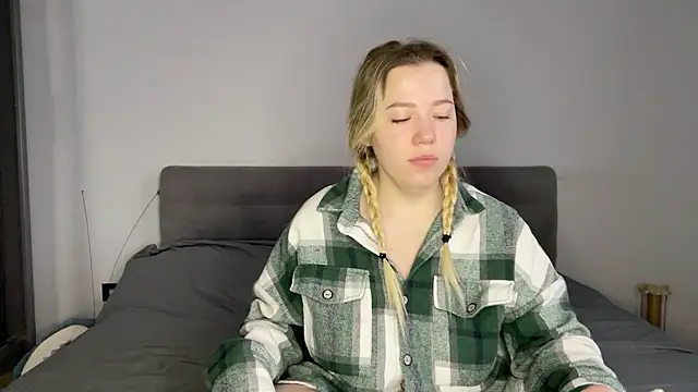 Embersweetbunny online show from January 14, 2026, 7:14 am