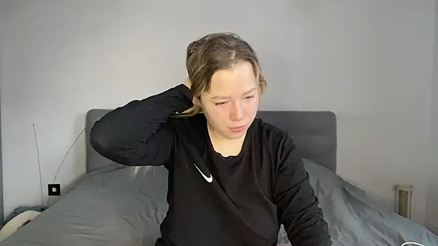 Embersweetbunny online show from January 19, 2026, 7:23 am