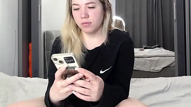 Embersweetbunny online show from February 1, 2026, 6:23 am