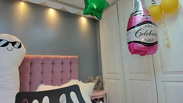 Snapshot of IssadoraJames chatting on October 1, 2025, 9:43 pm IssadoraJames online show from October 1, 2025, 9:43 pm