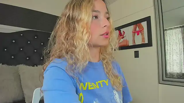 Snapshot of IssadoraJames chatting on October 4, 2025, 2:15 pm IssadoraJames online show from October 4, 2025, 2:15 pm