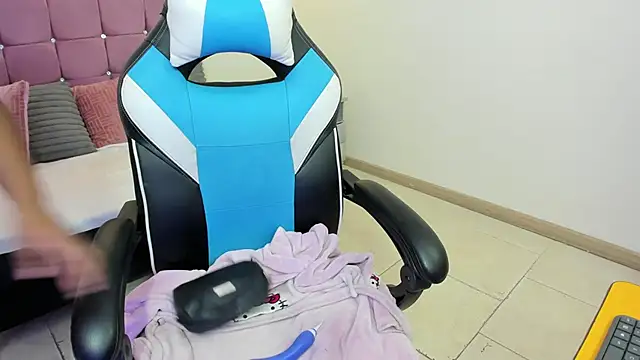 Lizzie Williams  online show from February 12, 2026, 3:23 am