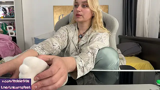 unicornsfeet online show from May 4, 2026, 6:15 pm