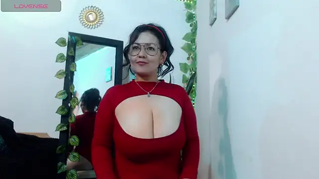 Snapshot of Donniia chatting on April 24, 2026, 10:45 pm Donniia online show from April 24, 2026, 10:45 pm