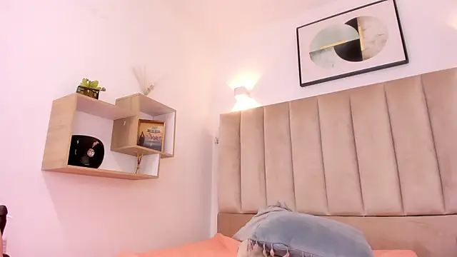 Snapshot of Anniie_Queen chatting on December 13, 2024, 6:10 am Anniie Queen online show from December 13, 2024, 6:10 am