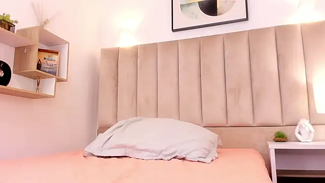 Snapshot of Anniie_Queen chatting on February 20, 2025, 2:18 am Anniie Queen online show from February 20, 2025, 2:18 am