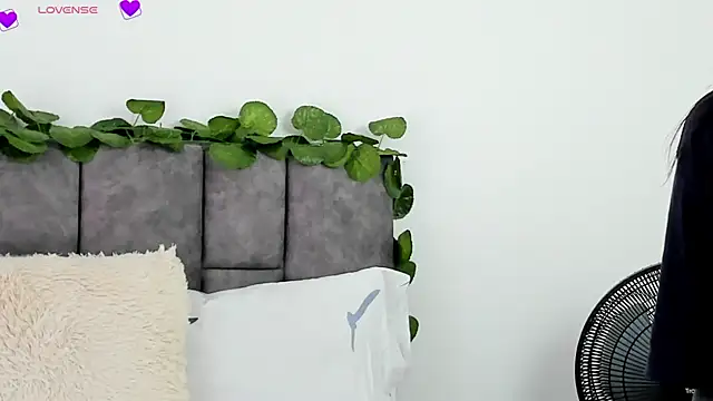 VeronicaTonu online show from December 9, 2024, 2:06 pm