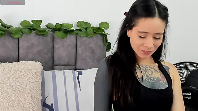 VeronicaTonu online show from December 18, 2024, 3:22 pm