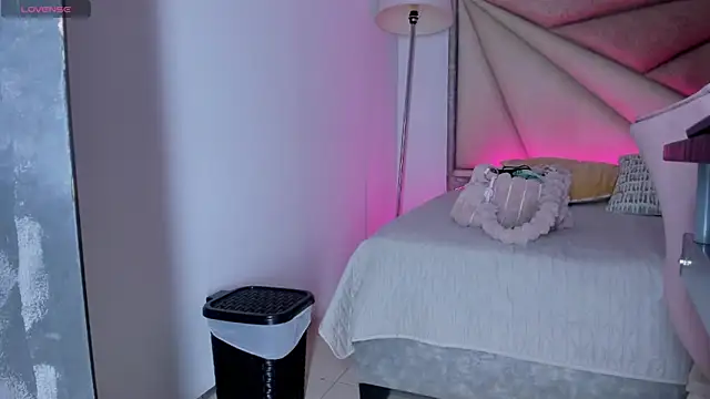 Snapshot of FaloonRoussel chatting on September 24, 2025, 6:00 pm FaloonRoussel online show from September 24, 2025, 6:00 pm