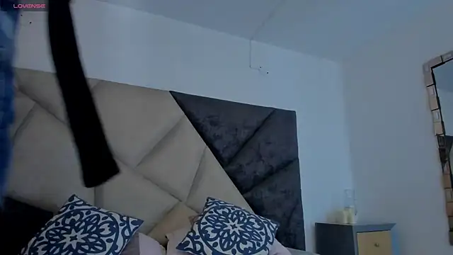 Snapshot of FaloonRoussel chatting on October 1, 2025, 6:14 pm FaloonRoussel online show from October 1, 2025, 6:14 pm