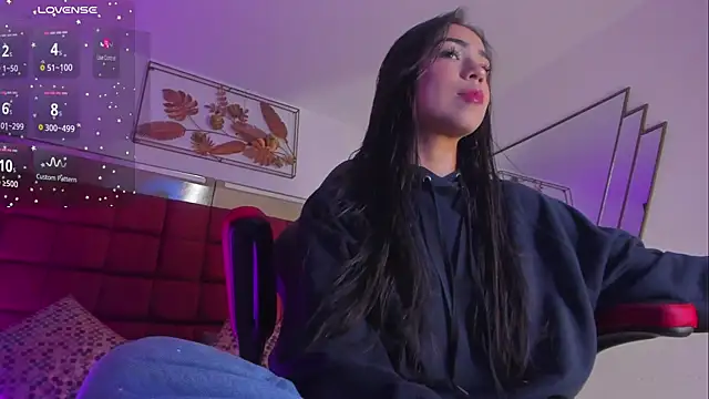 Snapshot of FaloonRoussel chatting on October 25, 2025, 12:18 am FaloonRoussel online show from October 25, 2025, 12:18 am