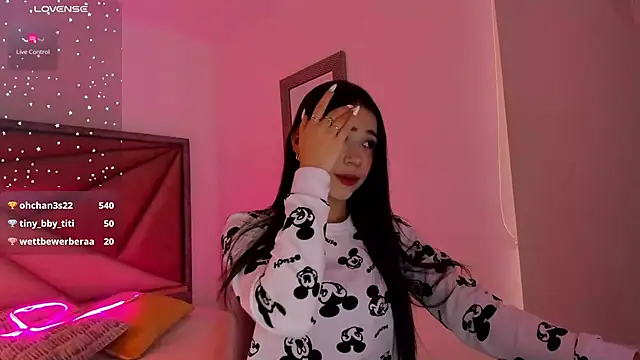 Snapshot of FaloonRoussel chatting on October 28, 2025, 6:32 pm FaloonRoussel online show from October 28, 2025, 6:32 pm