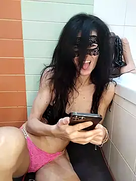 Snapshot of EmySkinny85 chatting on February 24, 2025, 10:04 am EmySkinny85 online show from February 24, 2025, 10:04 am