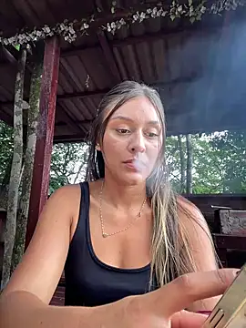 Snapshot of Rose-euphoria chatting on February 17, 2025, 5:21 pm Rose-euphoria online show from February 17, 2025, 5:21 pm