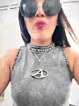 Snapshot of Rose-euphoria chatting on October 15, 2025, 2:06 pm Rose-euphoria online show from October 15, 2025, 2:06 pm