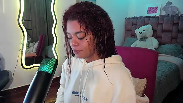 ladyrd1 online show from February 18, 2025, 6:04 am