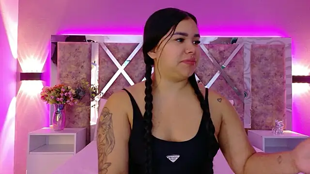 Snapshot of MarianaGarciaa__ chatting on September 20, 2025, 11:33 am MarianaGarciaa online show from September 20, 2025, 11:33 am