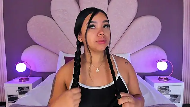 Snapshot of MarianaGarciaa__ chatting on February 21, 2026, 11:33 am MarianaGarciaa online show from February 21, 2026, 11:33 am