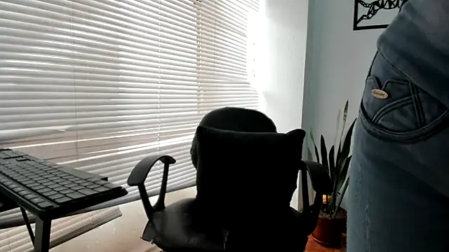 merlinaadams  online show from May 15, 2026, 1:51 pm