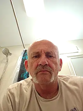 Snapshot of den-rock4u chatting on March 4, 2026, 11:33 pm den-rock4u online show from March 4, 2026, 11:33 pm