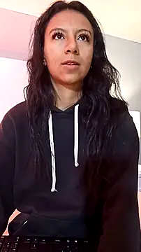 Tamaraakins online show from December 5, 2025, 12:47 pm