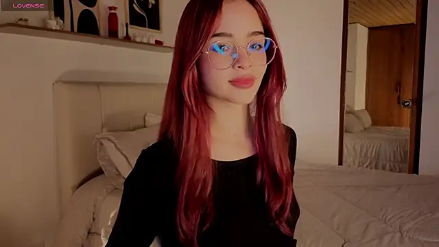 Snapshot of Roxxy_mora chatting on October 23, 2025, 9:02 pm Roxxy mora online show from October 23, 2025, 9:02 pm