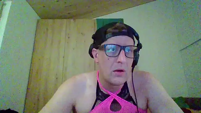 Snapshot of Bigthroaterboy chatting on September 24, 2025, 5:16 pm Bigthroaterboy online show from September 24, 2025, 5:16 pm