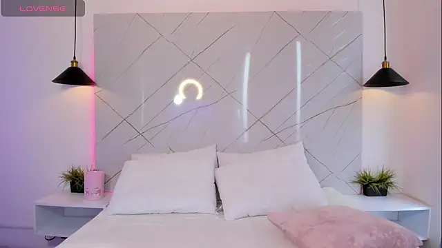 ANTONELLA  ROUSE  online show from October 9, 2025, 7:45 pm