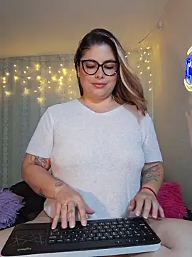 Juliietha servas online show from May 5, 2026, 11:02 pm