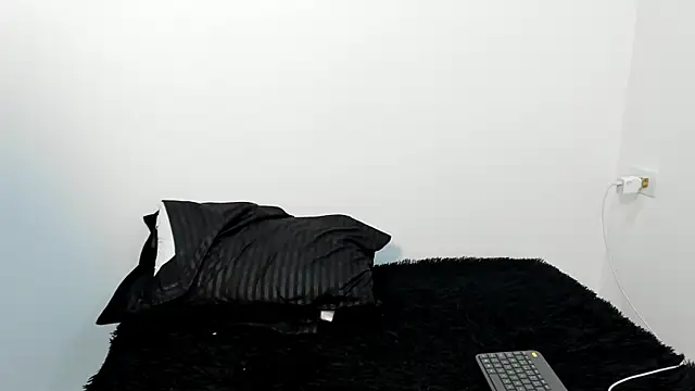 cami-01 online show from September 27, 2025, 8:14 pm