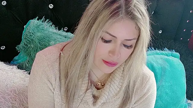 Natalia Montoya online show from December 15, 2025, 5:50 pm