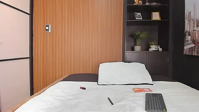 LaurenSnow online show from December 16, 2025, 2:22 pm