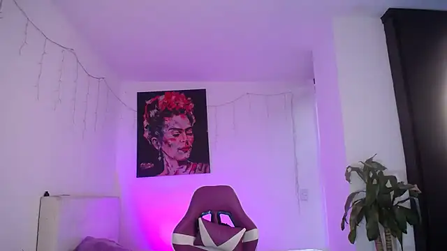 esmeraldaa230 online show from December 19, 2025, 8:27 pm