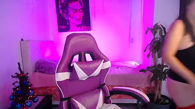 esmeraldaa230 online show from December 20, 2025, 7:54 pm