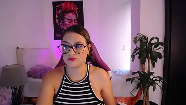 Snapshot of esmeraldaa230 chatting on February 18, 2026, 7:32 pm esmeraldaa230 online show from February 18, 2026, 7:32 pm